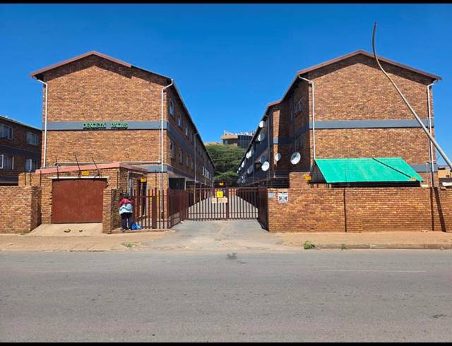 2 BEDROOM APARTMENT FOR SALE IN KEMPTON PARK CENTRAL